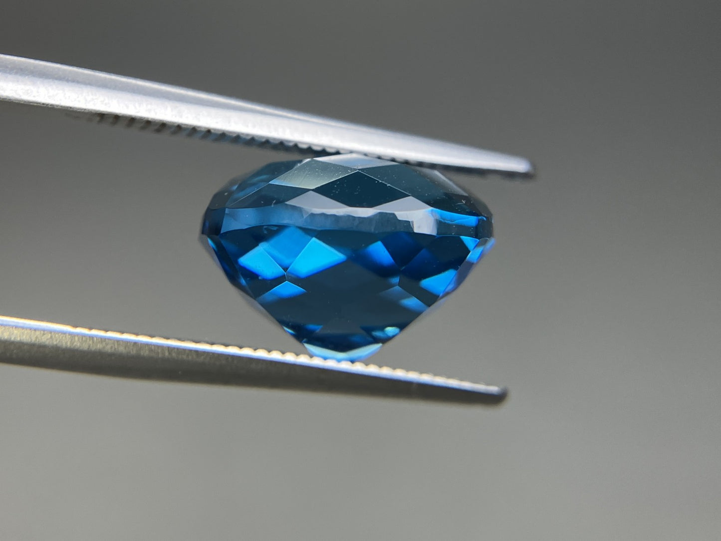 ロンドンブルートパーズ  天然  11.017ct  宝石鑑別書付き 12.26㎜×12.19㎜×8.87㎜   天然 ルース（ 裸石 ） 5724YY
