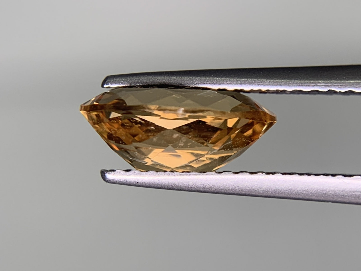 インペリアルトパーズ 2.402ct　宝石ソーティング付き　 縦10.3㎜×横7.0㎜×高さ4.3㎜　 ルース（ 裸石 ）　 1419Y