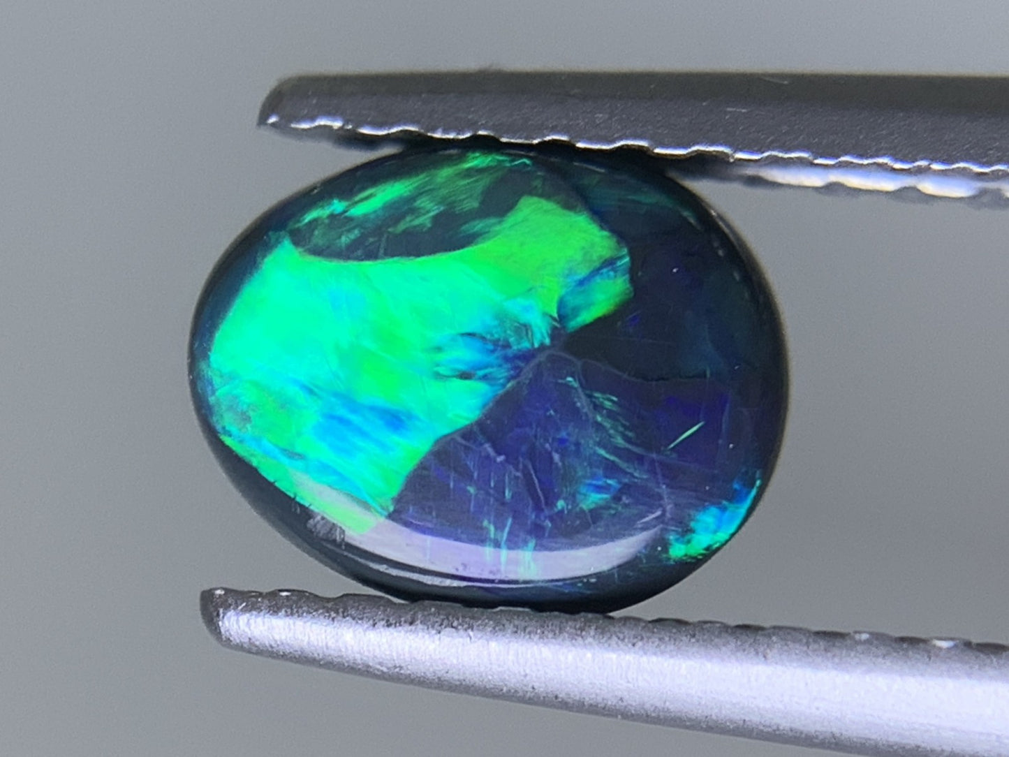 ブラックオパール 天然 0.797ct 宝石ソーティング付き 6.6㎜×5.3㎜×3.2㎜ ルース（ 裸石 ） 6230Y