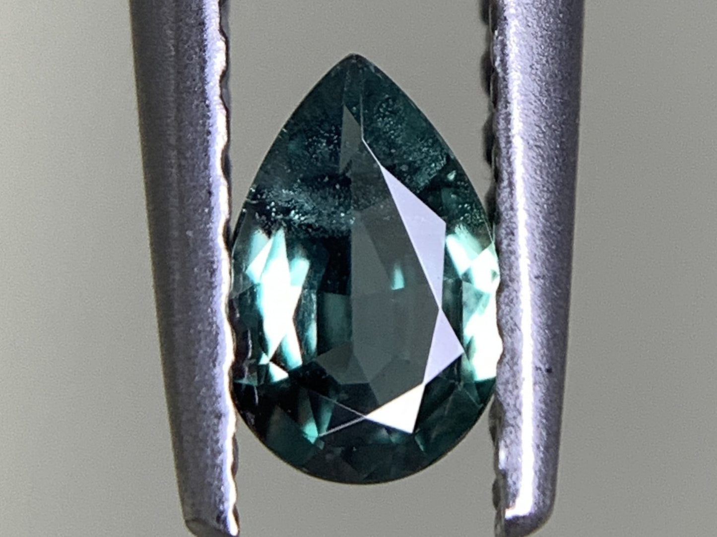 アレキサンドライト 0.219ct  中央宝石ソーティング付き  5.12㎜×3.48㎜×1.79㎜  天然 ルース（ 裸石 ） 4496Y