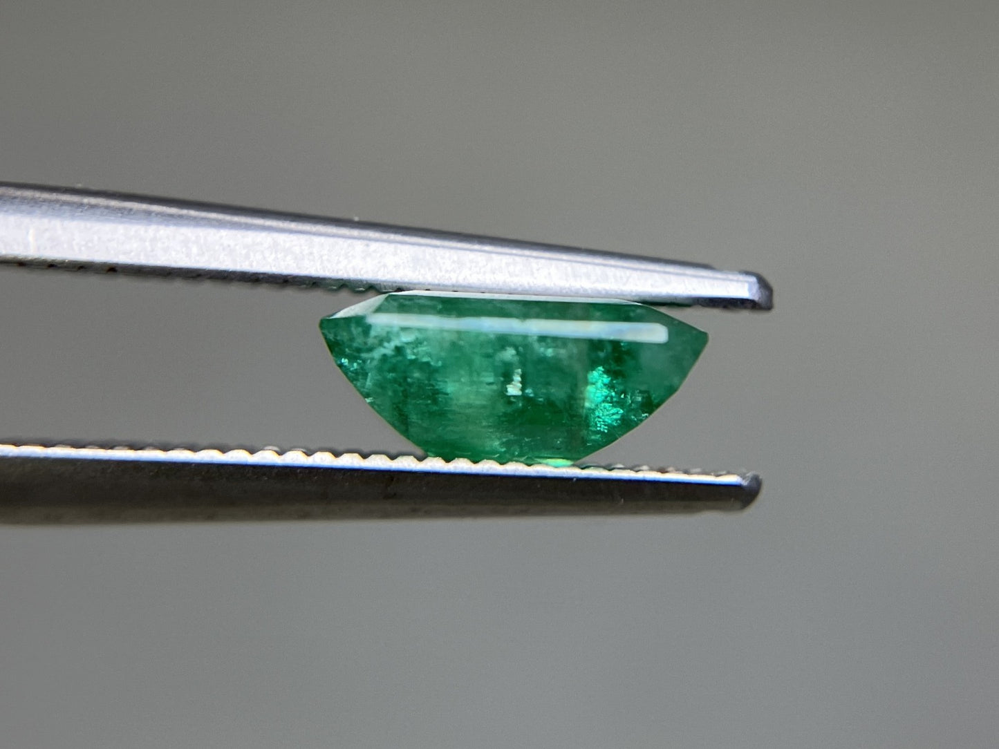 エメラルド 天然 1.640ct 中央宝石ソーティング付き 8.24㎜×7.11㎜×3.62㎜ 天然 ルース（ 裸石 ） 5651YY