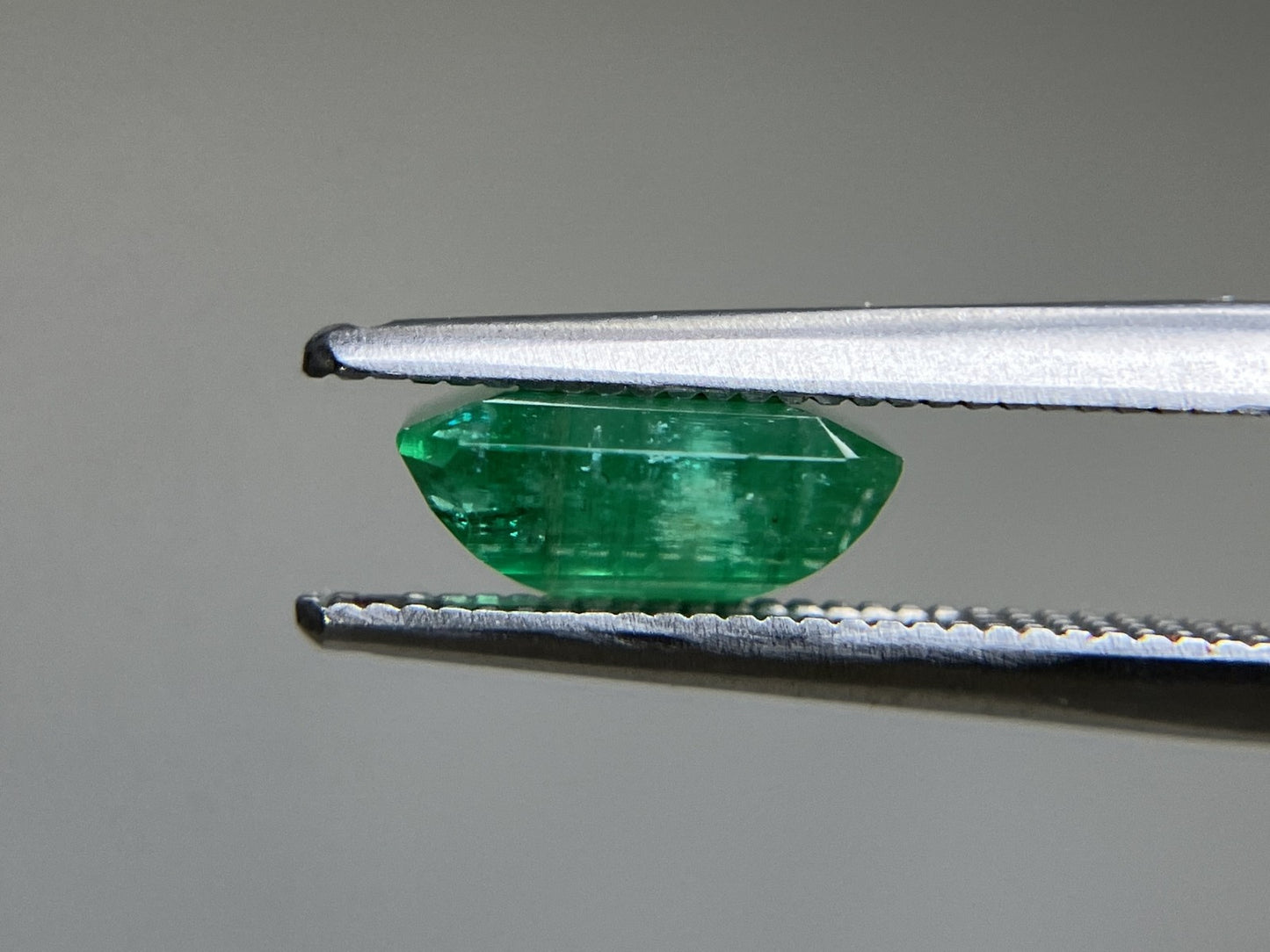 エメラルド 天然 1.640ct 中央宝石ソーティング付き 8.24㎜×7.11㎜×3.62㎜ 天然 ルース（ 裸石 ） 5651YY
