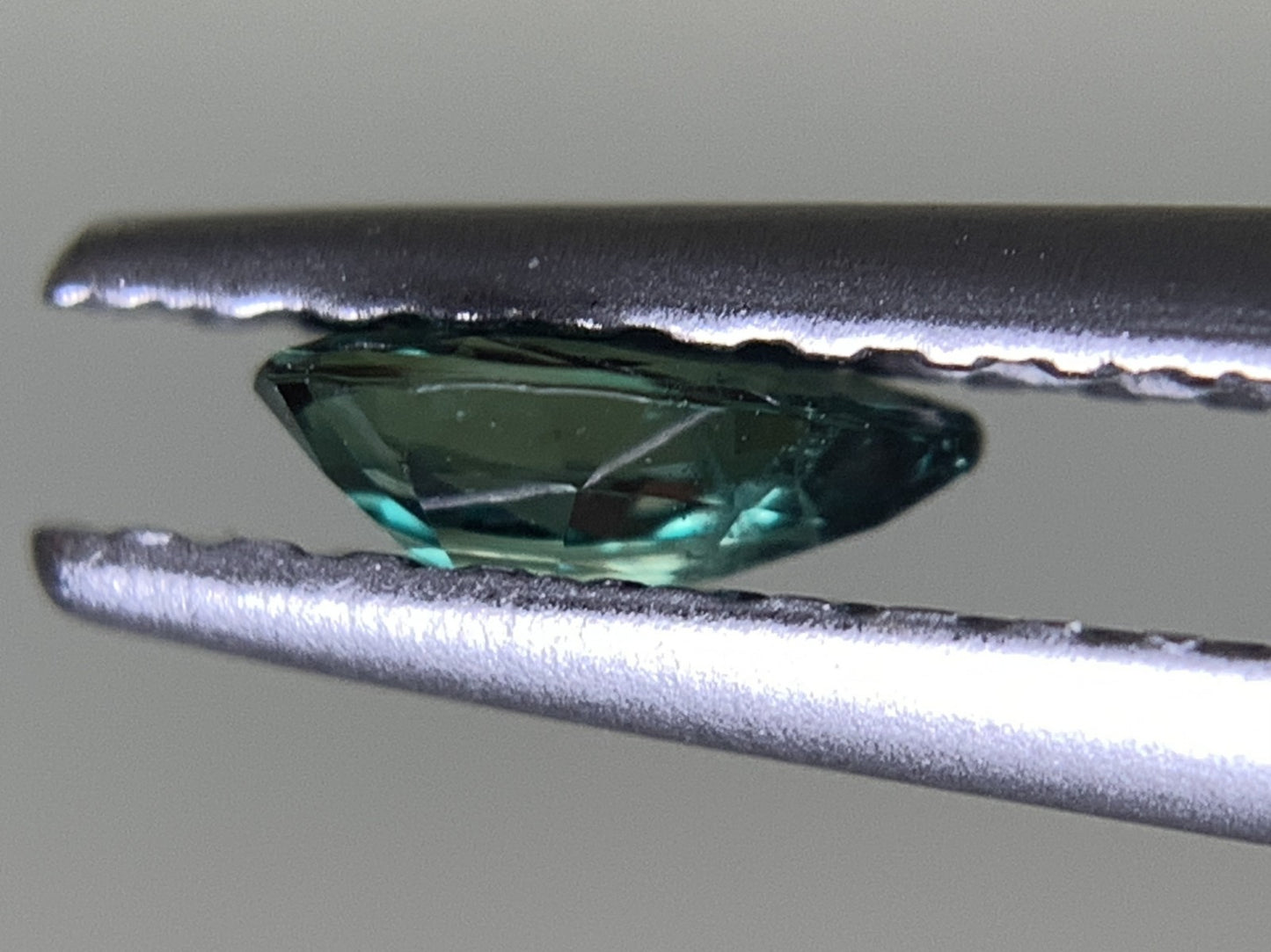 アレキサンドライト 0.219ct  中央宝石ソーティング付き  5.12㎜×3.48㎜×1.79㎜  天然 ルース（ 裸石 ） 4496Y