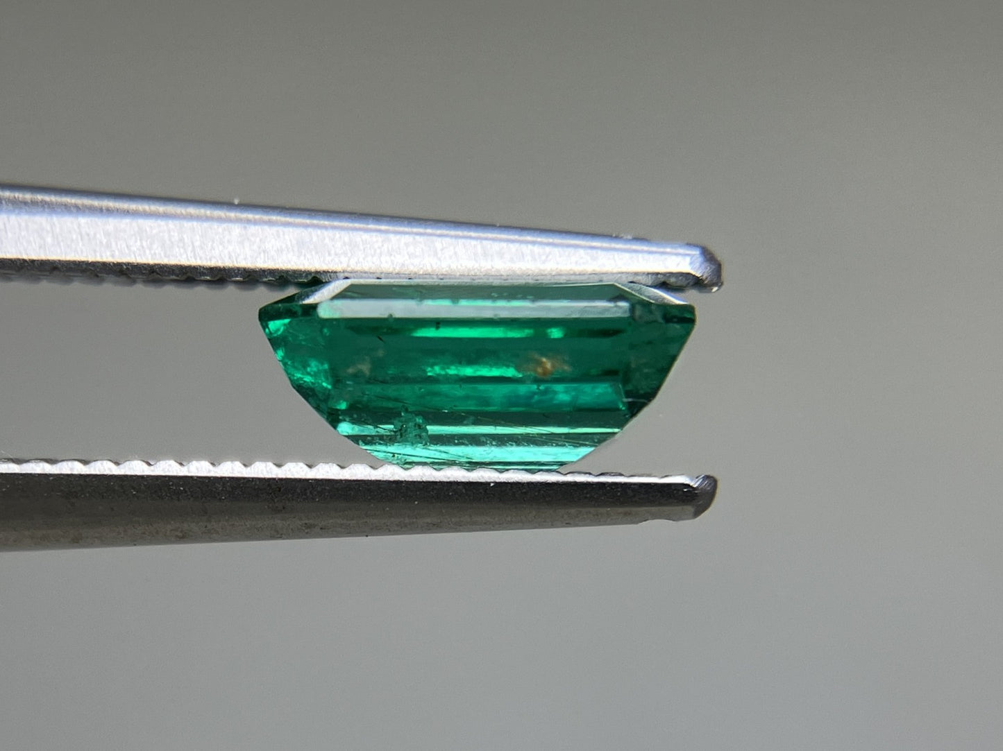 エメラルド 天然 1.540ct 中央宝石ソーティング付き 8.15㎜×6.43㎜×3.71㎜ 天然 ルース（ 裸石 ） 5717YY