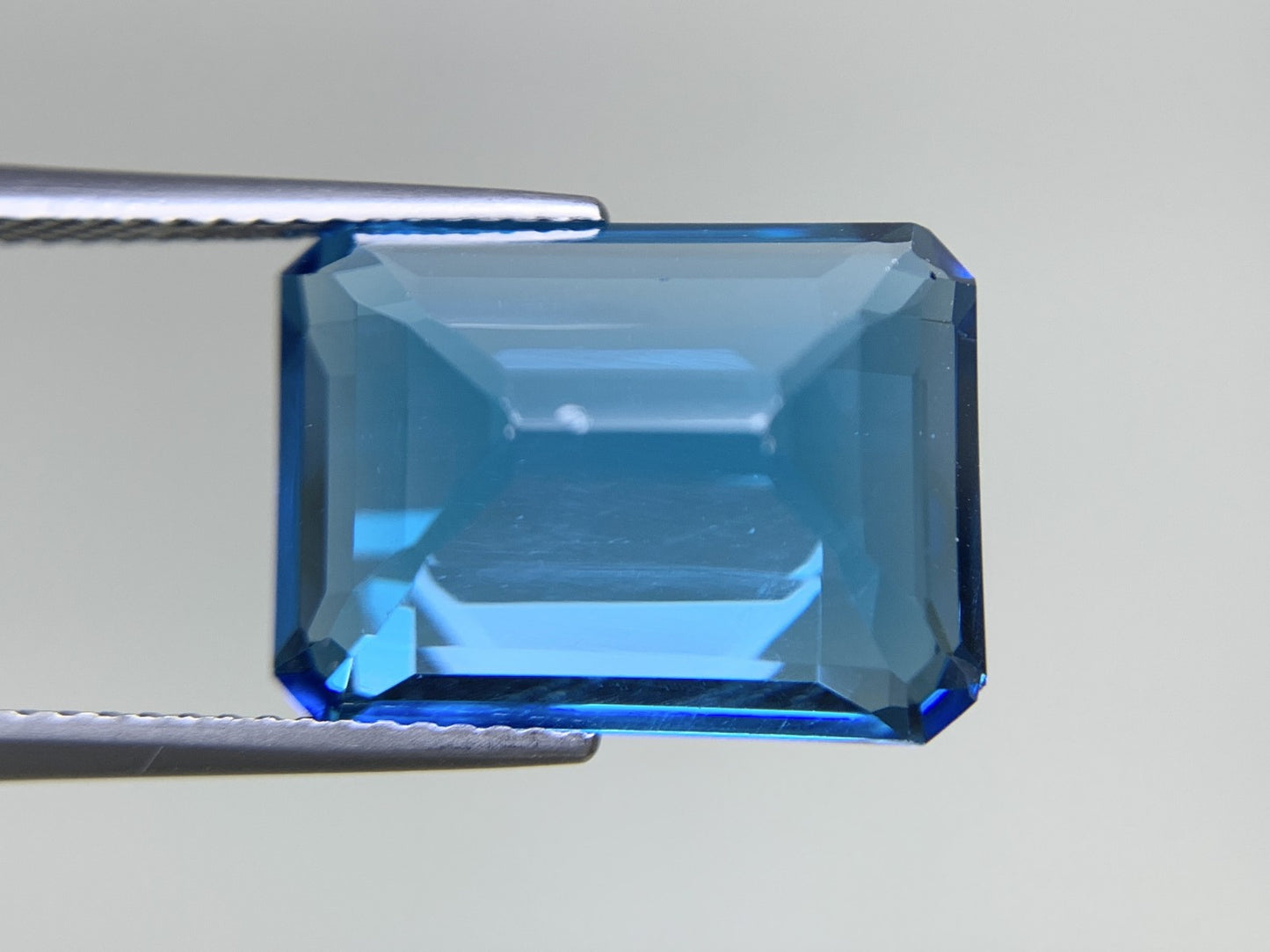 ブルートパーズ 天然 15.063ct 宝石ソーティング付き 15.9㎜×11.7㎜×8.3㎜ ルース（ 裸石 ） 8340Y