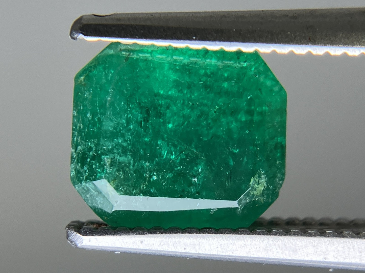 エメラルド 天然 1.685ct 宝石ソーティング付き 7.4㎜×6.5㎜×4.6㎜ 天然 ルース（ 裸石 ） 5707YY