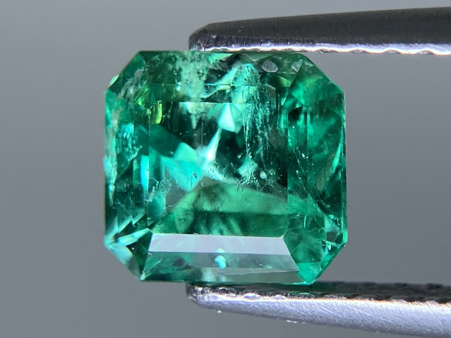 エメラルド 1.255ct 中央宝石ソーティング付き 6.78㎜×6.40㎜×4.57㎜ ルース（ 裸石 ） 3757YY