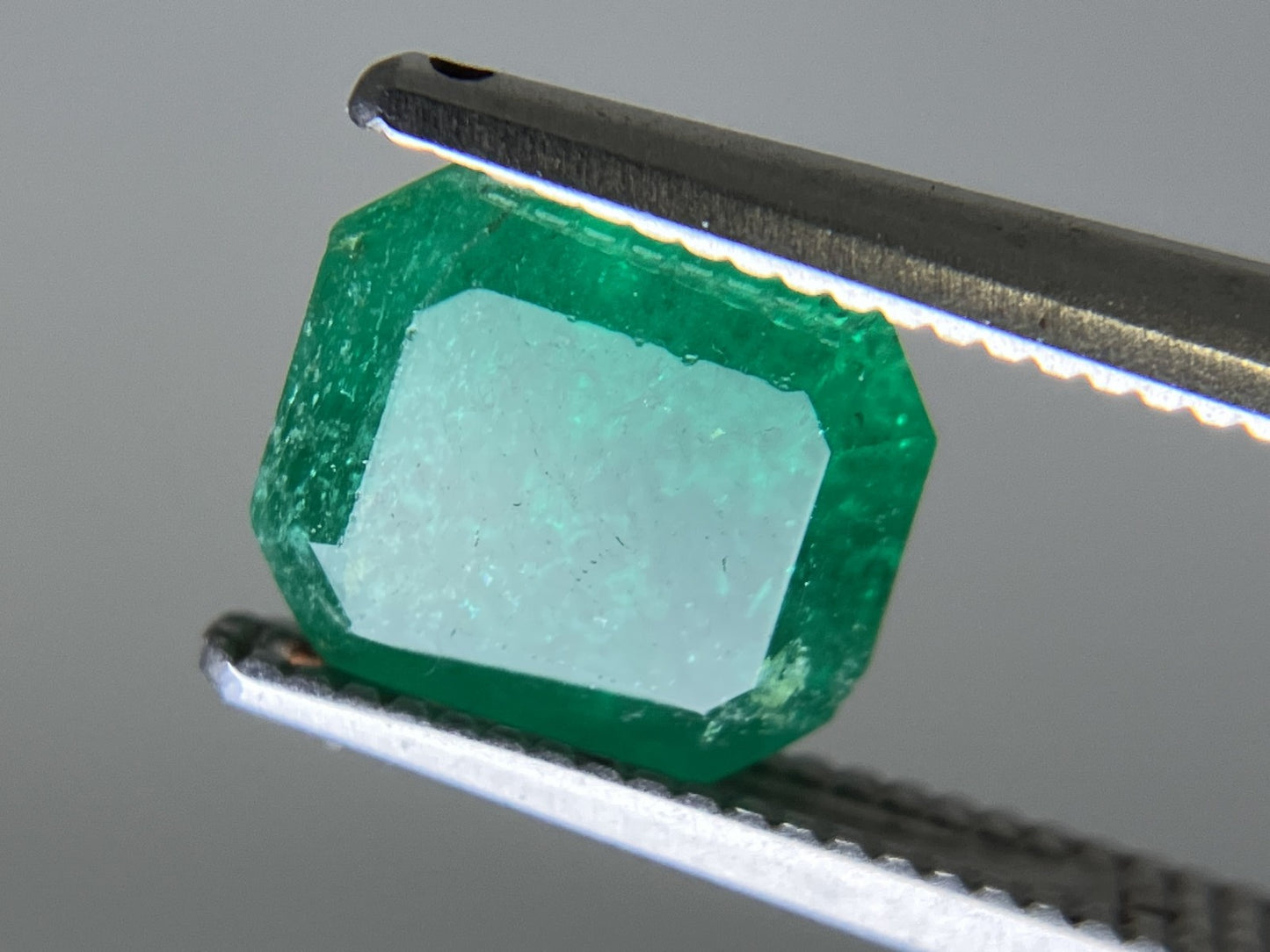 エメラルド 天然 1.685ct 宝石ソーティング付き 7.4㎜×6.5㎜×4.6㎜ 天然 ルース（ 裸石 ） 5707YY