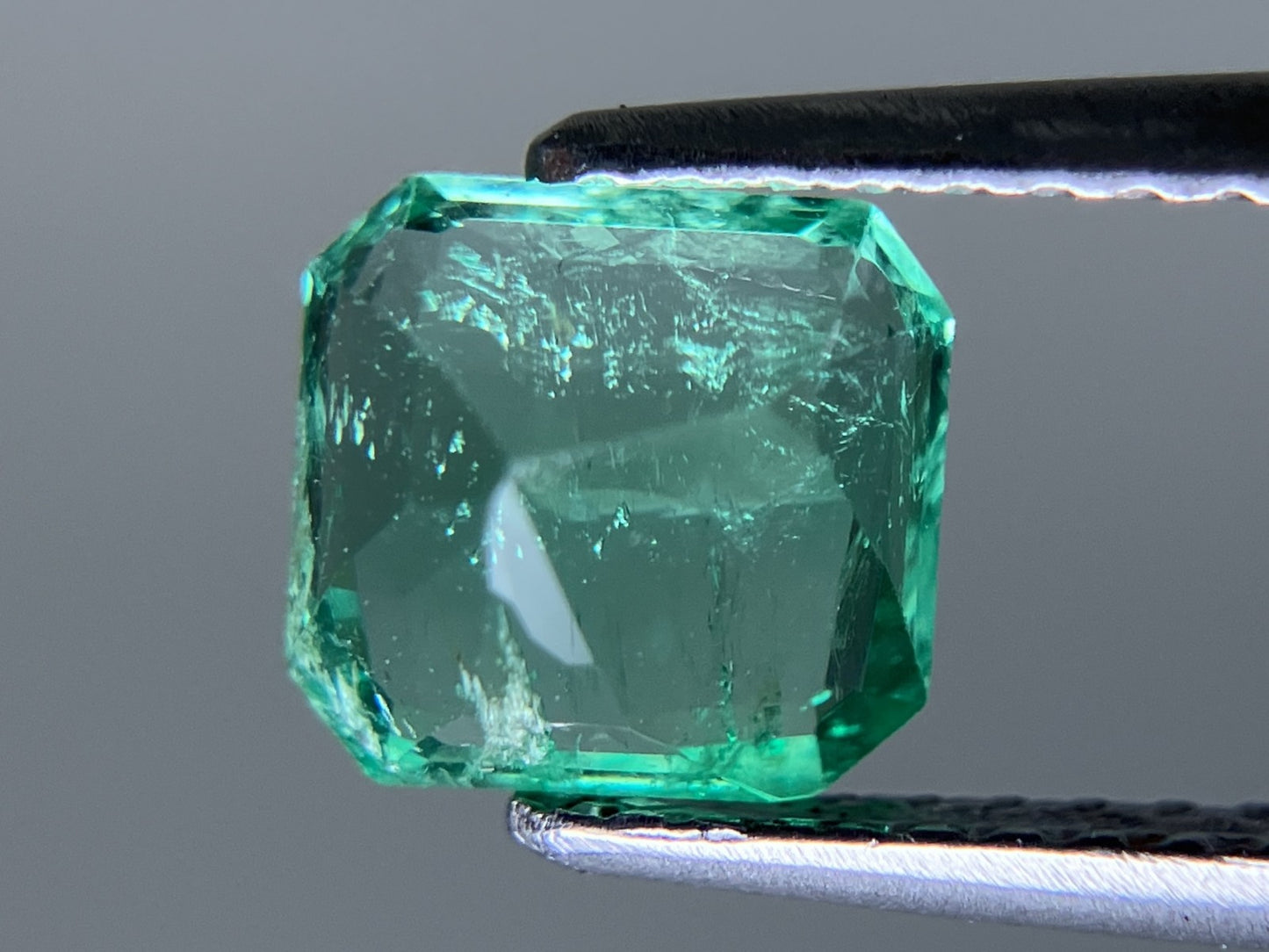 エメラルド 1.255ct 中央宝石ソーティング付き 6.78㎜×6.40㎜×4.57㎜ ルース（ 裸石 ） 3757YY