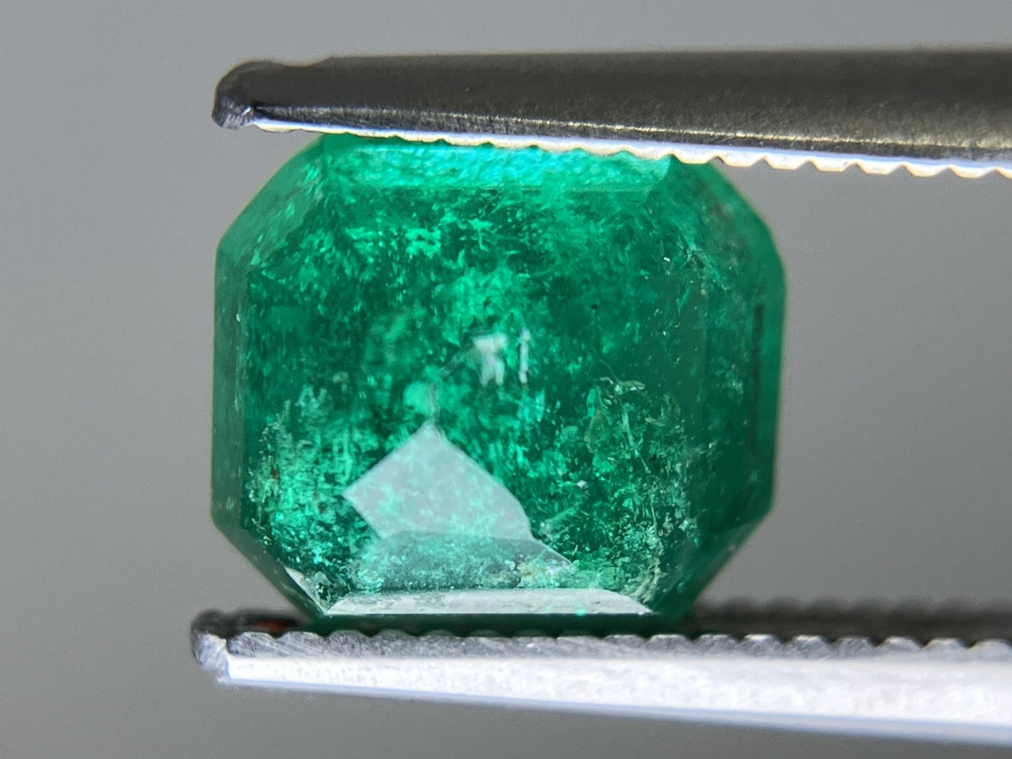 エメラルド 天然 1.685ct 宝石ソーティング付き 7.4㎜×6.5㎜×4.6㎜ 天然 ルース（ 裸石 ） 5707YY