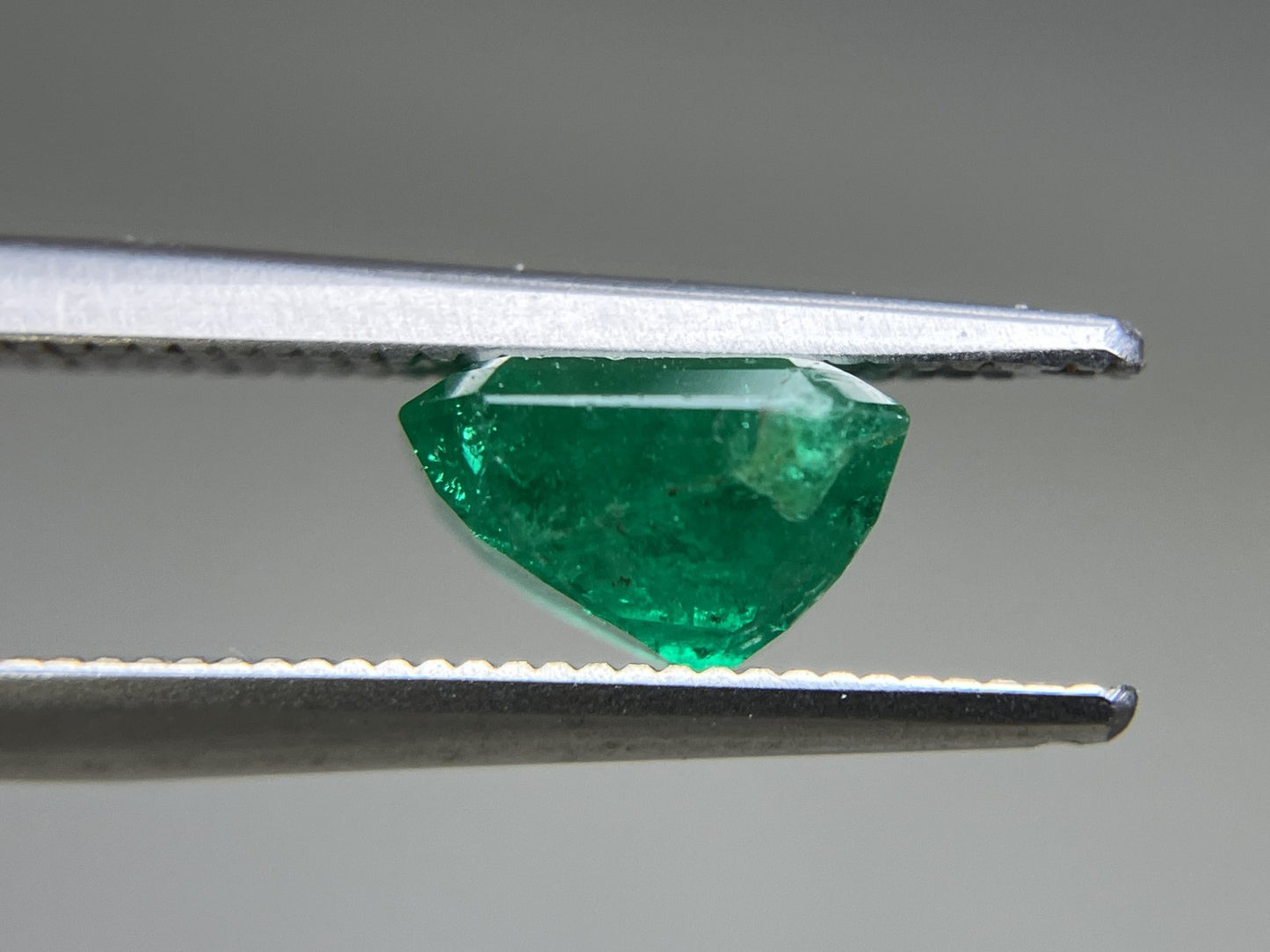 エメラルド 天然 1.685ct 宝石ソーティング付き 7.4㎜×6.5㎜×4.6㎜ 天然 ルース（ 裸石 ） 5707YY