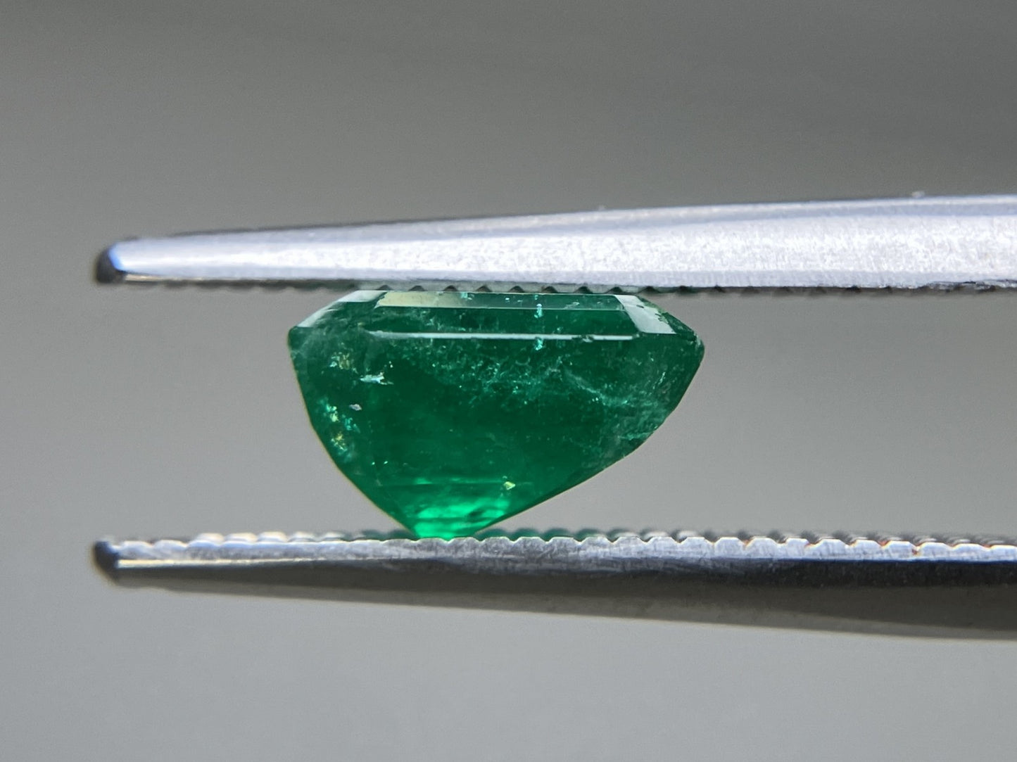エメラルド 天然 1.685ct 宝石ソーティング付き 7.4㎜×6.5㎜×4.6㎜ 天然 ルース（ 裸石 ） 5707YY