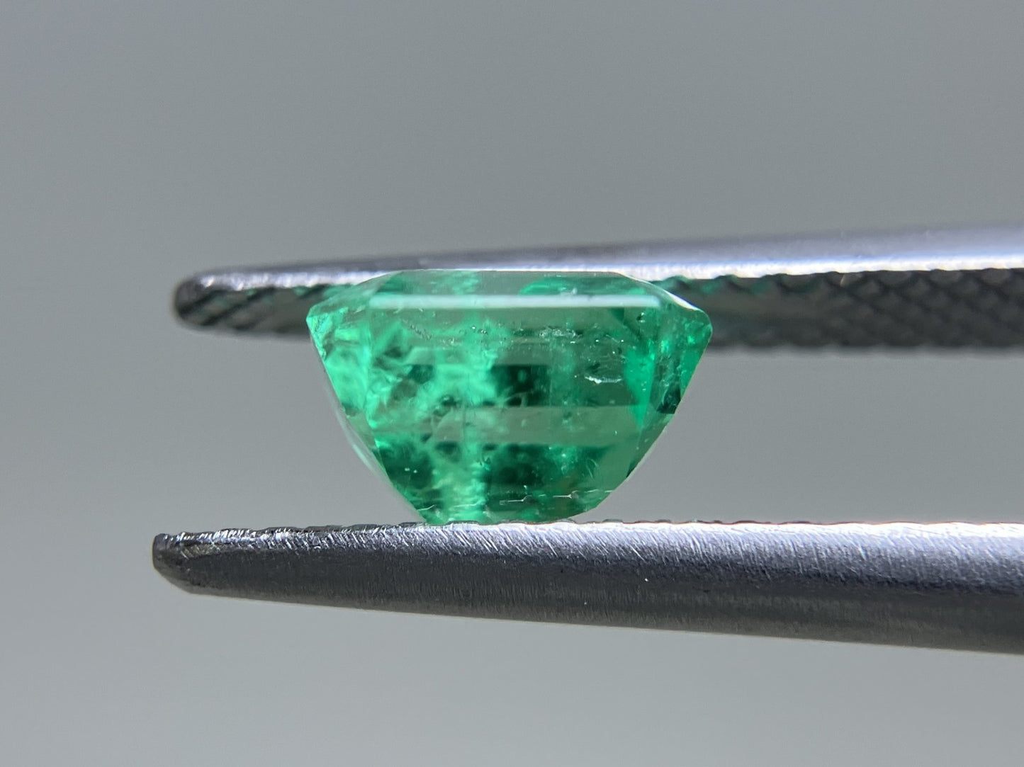 エメラルド 1.255ct 中央宝石ソーティング付き 6.78㎜×6.40㎜×4.57㎜ ルース（ 裸石 ） 3757YY