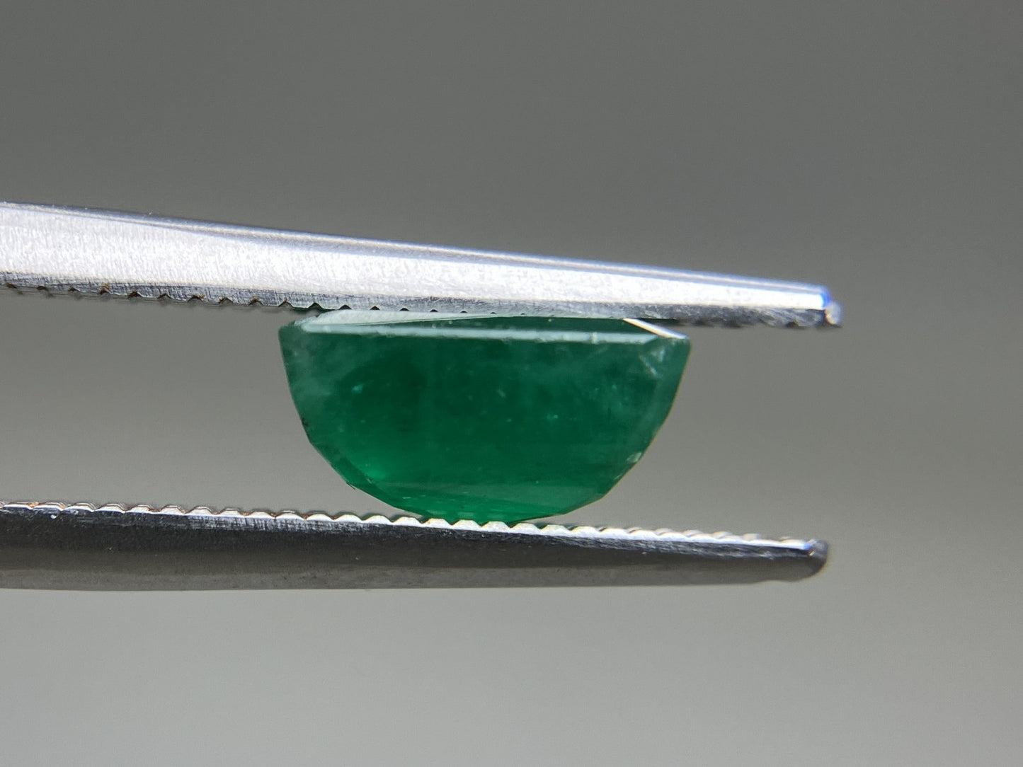 エメラルド 天然 2.112ct 中央宝石ソーティング付き 8.04㎜×6.97㎜×4.35㎜ 天然 ルース（ 裸石 ） 5663YY