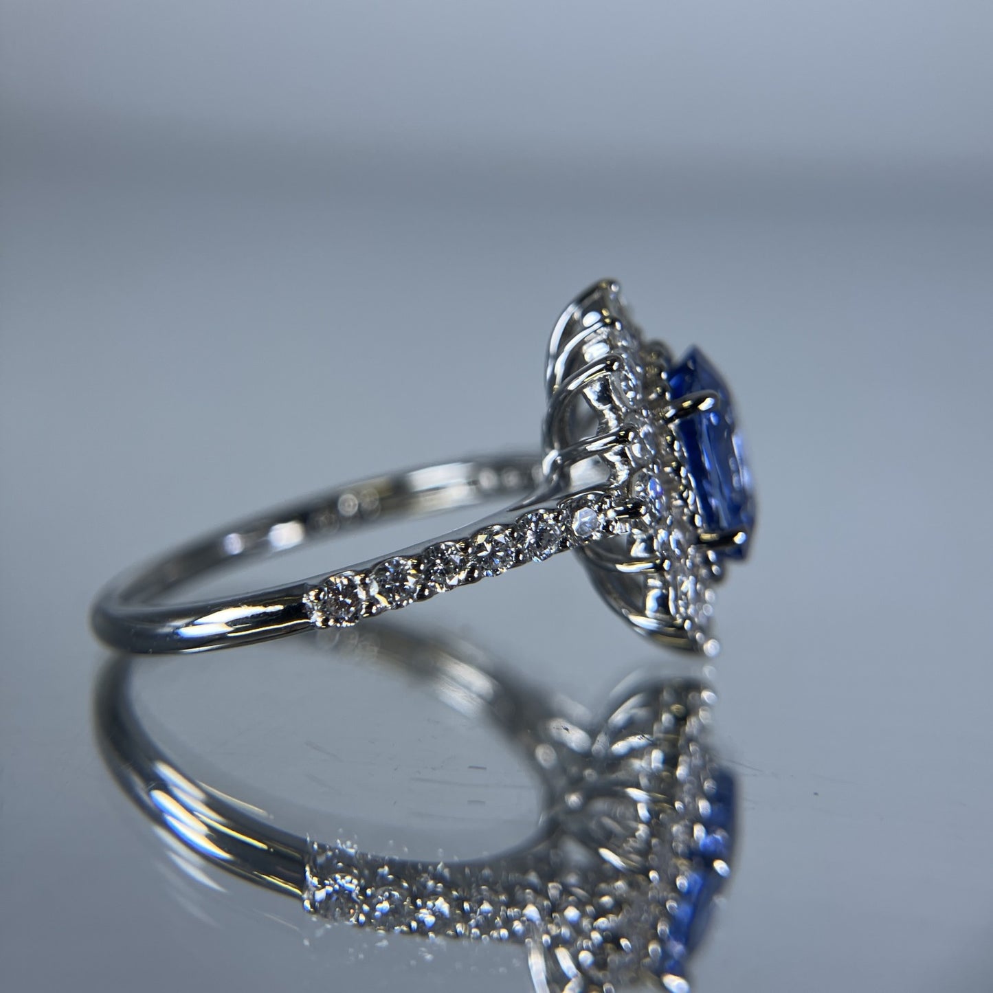 サファイア 1.85ct 非加熱 NoHeat コンフラワーブルー Cornflower blue AIGS鑑別書 D0.78ct PT900 4.7g 指輪 8178K