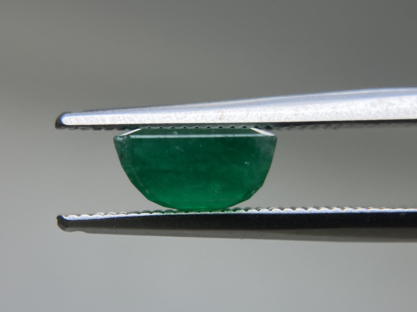 エメラルド 天然 2.112ct 中央宝石ソーティング付き 8.04㎜×6.97㎜×4.35㎜ 天然 ルース（ 裸石 ） 5663YY