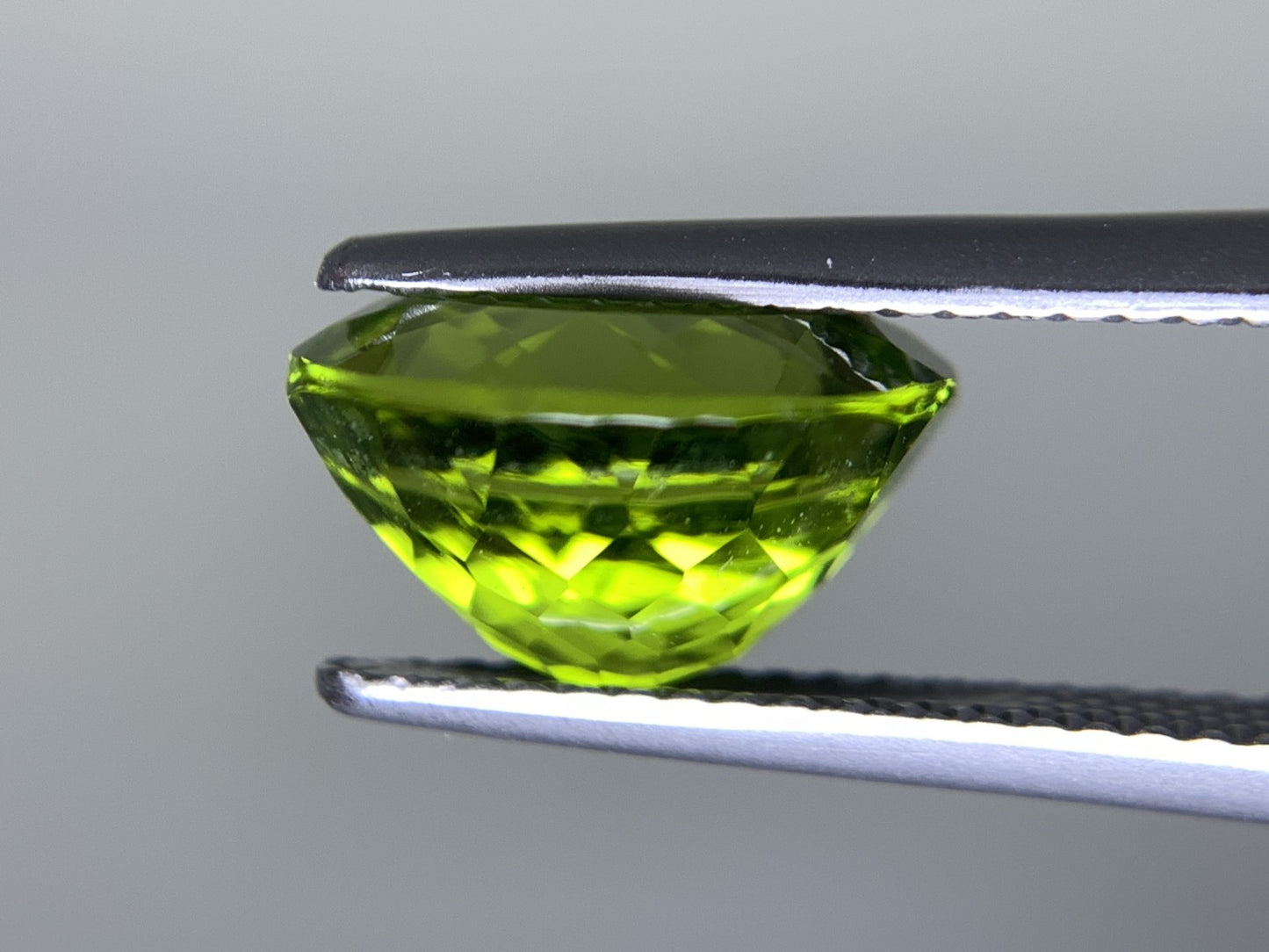 ペリドット 天然 4.423ct 宝石ソーティング付き 10.9㎜×9.0㎜×6.4㎜ ルース（ 裸石 ） 7295Y