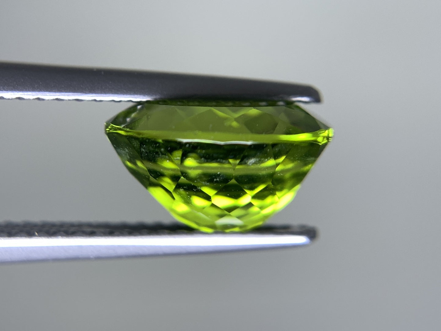 ペリドット 天然 4.423ct 宝石ソーティング付き 10.9㎜×9.0㎜×6.4㎜ ルース（ 裸石 ） 7295Y