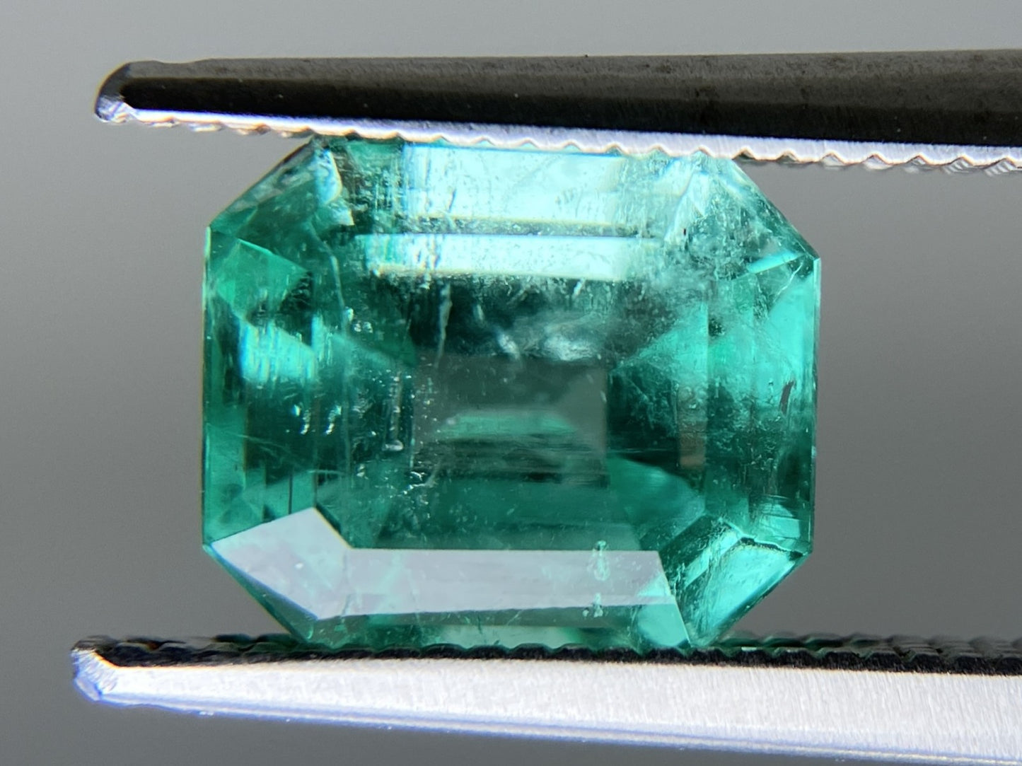 エメラルド  天然  2.760ct  中央宝石ソーティング付き 8.64㎜×7.47㎜×6.21㎜   天然 ルース（ 裸石 ） 5814YY