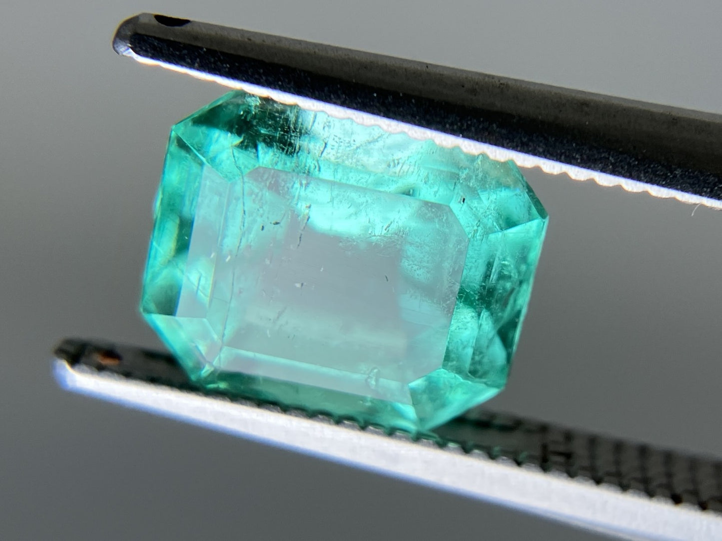 エメラルド  天然  2.760ct  中央宝石ソーティング付き 8.64㎜×7.47㎜×6.21㎜   天然 ルース（ 裸石 ） 5814YY