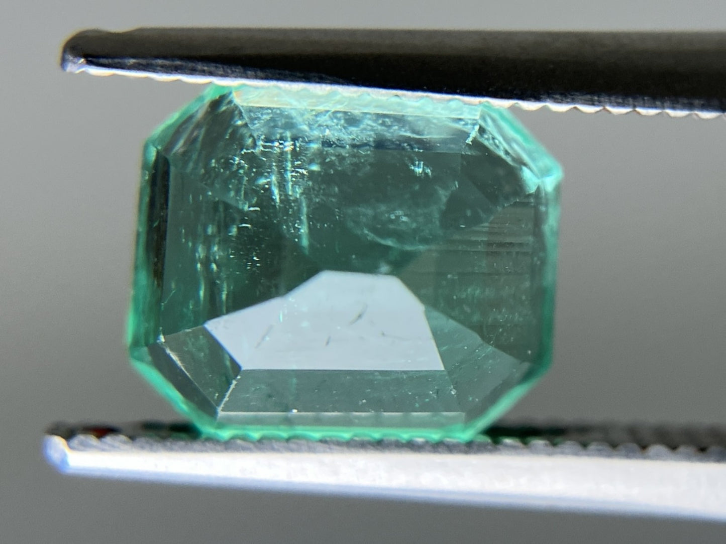 エメラルド  天然  2.760ct  中央宝石ソーティング付き 8.64㎜×7.47㎜×6.21㎜   天然 ルース（ 裸石 ） 5814YY
