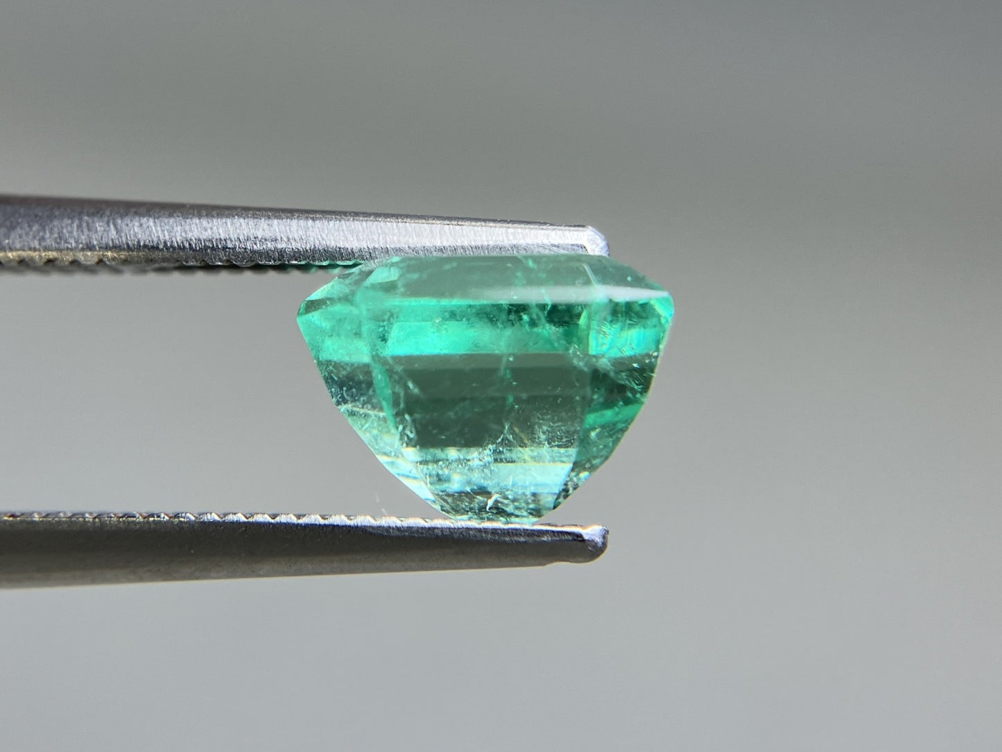 エメラルド  天然  2.760ct  中央宝石ソーティング付き 8.64㎜×7.47㎜×6.21㎜   天然 ルース（ 裸石 ） 5814YY