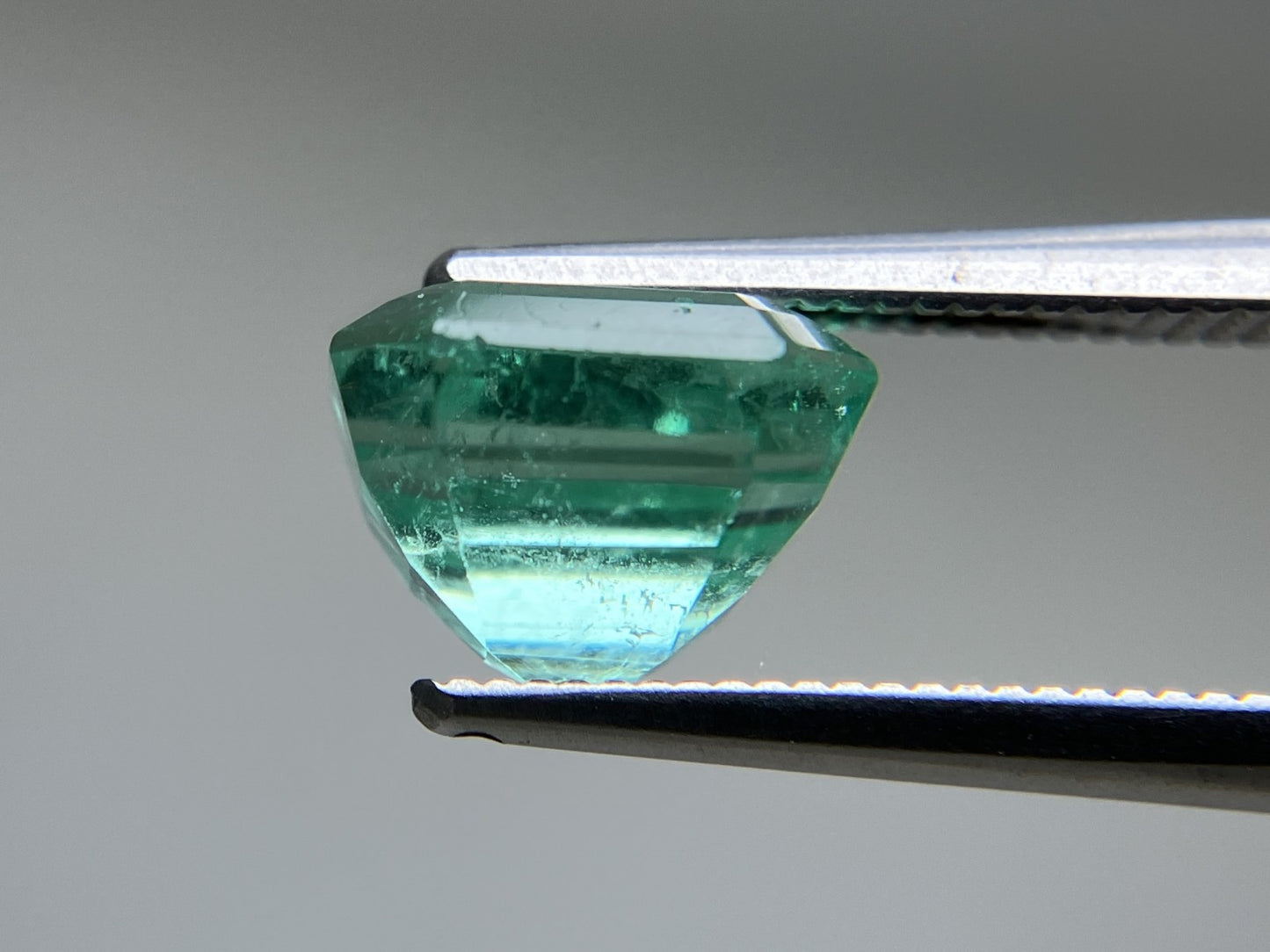 エメラルド  天然  2.760ct  中央宝石ソーティング付き 8.64㎜×7.47㎜×6.21㎜   天然 ルース（ 裸石 ） 5814YY