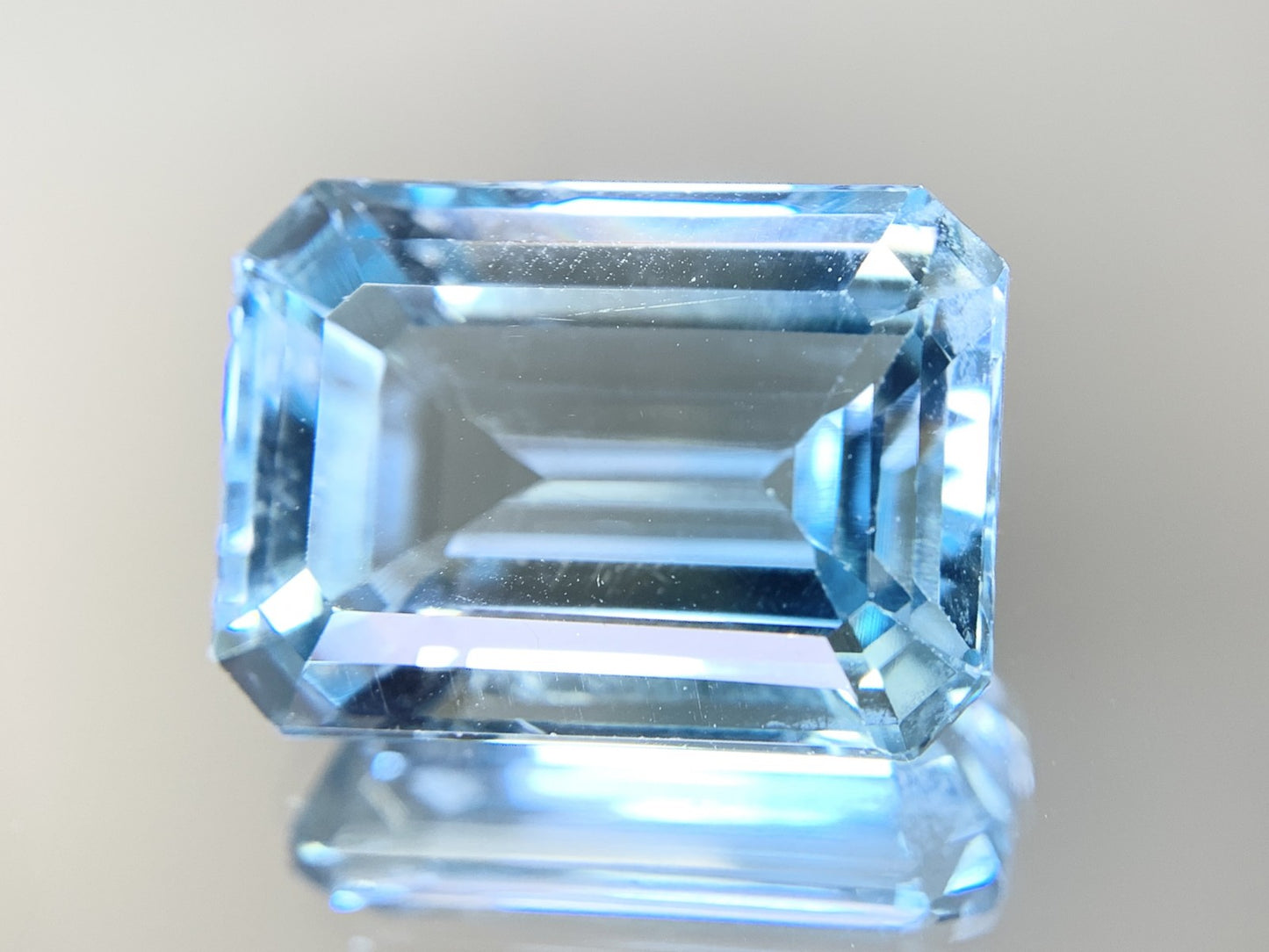 ブルートパーズ 天然 21.492ct 宝石ソーティング付き 17.9㎜×13.0㎜×8.7㎜ ルース（ 裸石 ） 8334Y