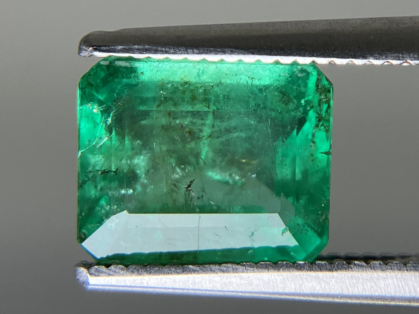 エメラルド  天然  2.084ct  中央宝石ソーティング付き 8.43㎜×6.80㎜×4.64㎜   天然 ルース（ 裸石 ） 5748YY