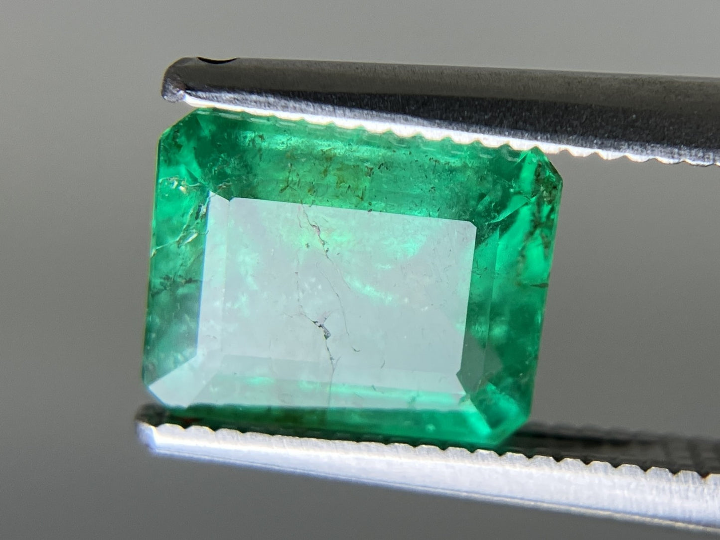 エメラルド  天然  2.084ct  中央宝石ソーティング付き 8.43㎜×6.80㎜×4.64㎜   天然 ルース（ 裸石 ） 5748YY