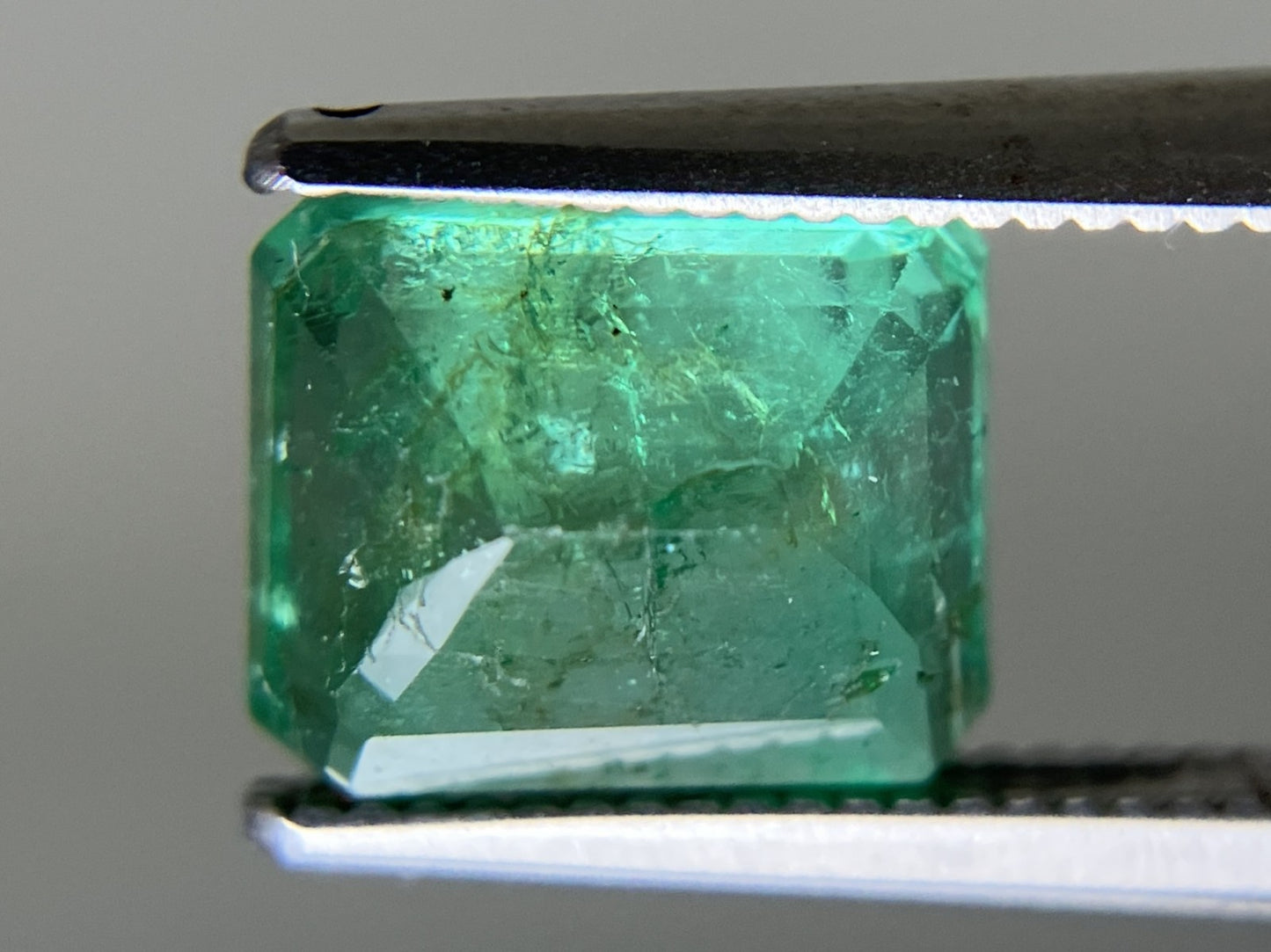 エメラルド  天然  2.084ct  中央宝石ソーティング付き 8.43㎜×6.80㎜×4.64㎜   天然 ルース（ 裸石 ） 5748YY