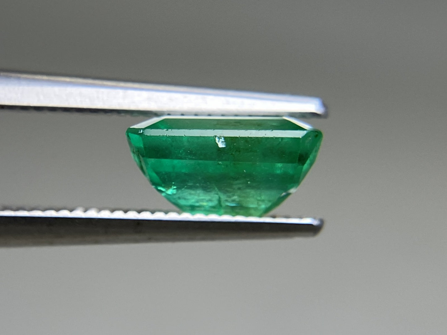 エメラルド  天然  2.084ct  中央宝石ソーティング付き 8.43㎜×6.80㎜×4.64㎜   天然 ルース（ 裸石 ） 5748YY