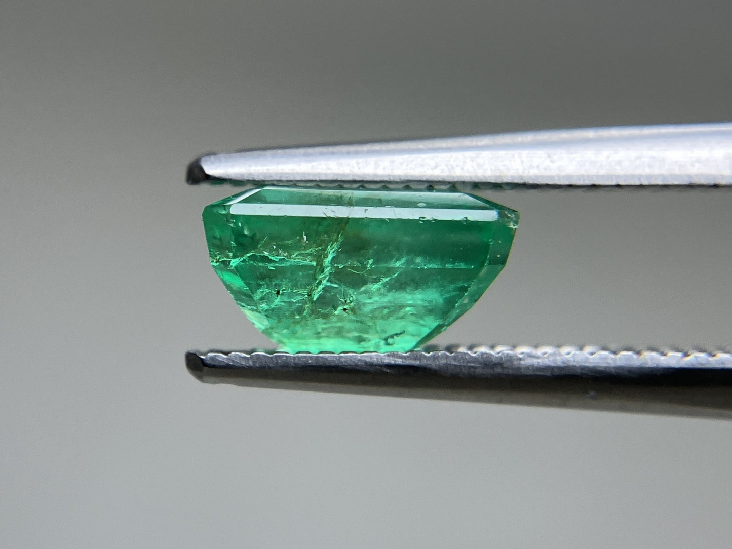エメラルド  天然  2.084ct  中央宝石ソーティング付き 8.43㎜×6.80㎜×4.64㎜   天然 ルース（ 裸石 ） 5748YY