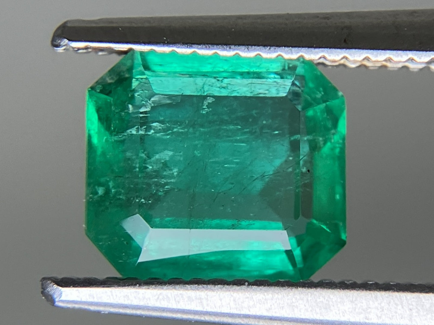 エメラルド  天然  1.298ct  中央宝石ソーティング付き 7.45㎜×6.64㎜×3.58㎜   天然 ルース（ 裸石 ） 5753YY