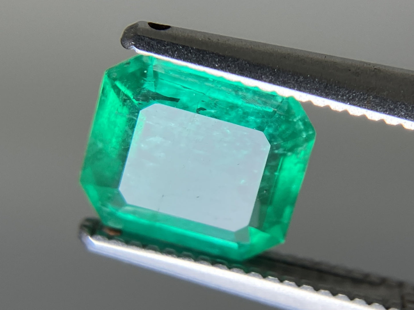 エメラルド  天然  1.298ct  中央宝石ソーティング付き 7.45㎜×6.64㎜×3.58㎜   天然 ルース（ 裸石 ） 5753YY