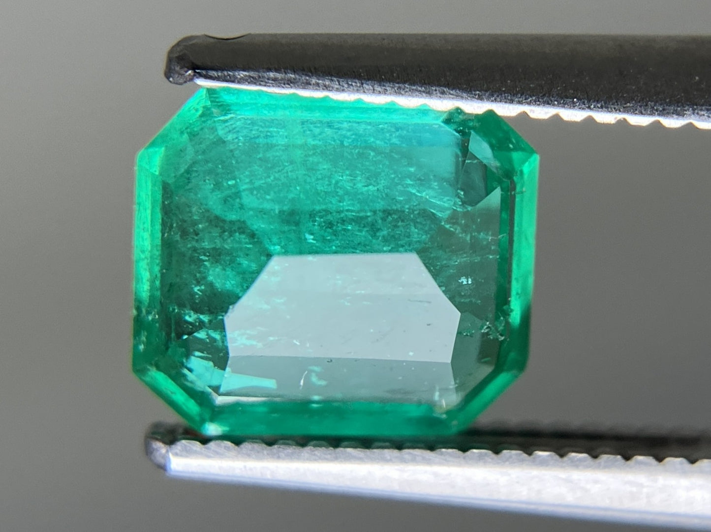 エメラルド  天然  1.298ct  中央宝石ソーティング付き 7.45㎜×6.64㎜×3.58㎜   天然 ルース（ 裸石 ） 5753YY
