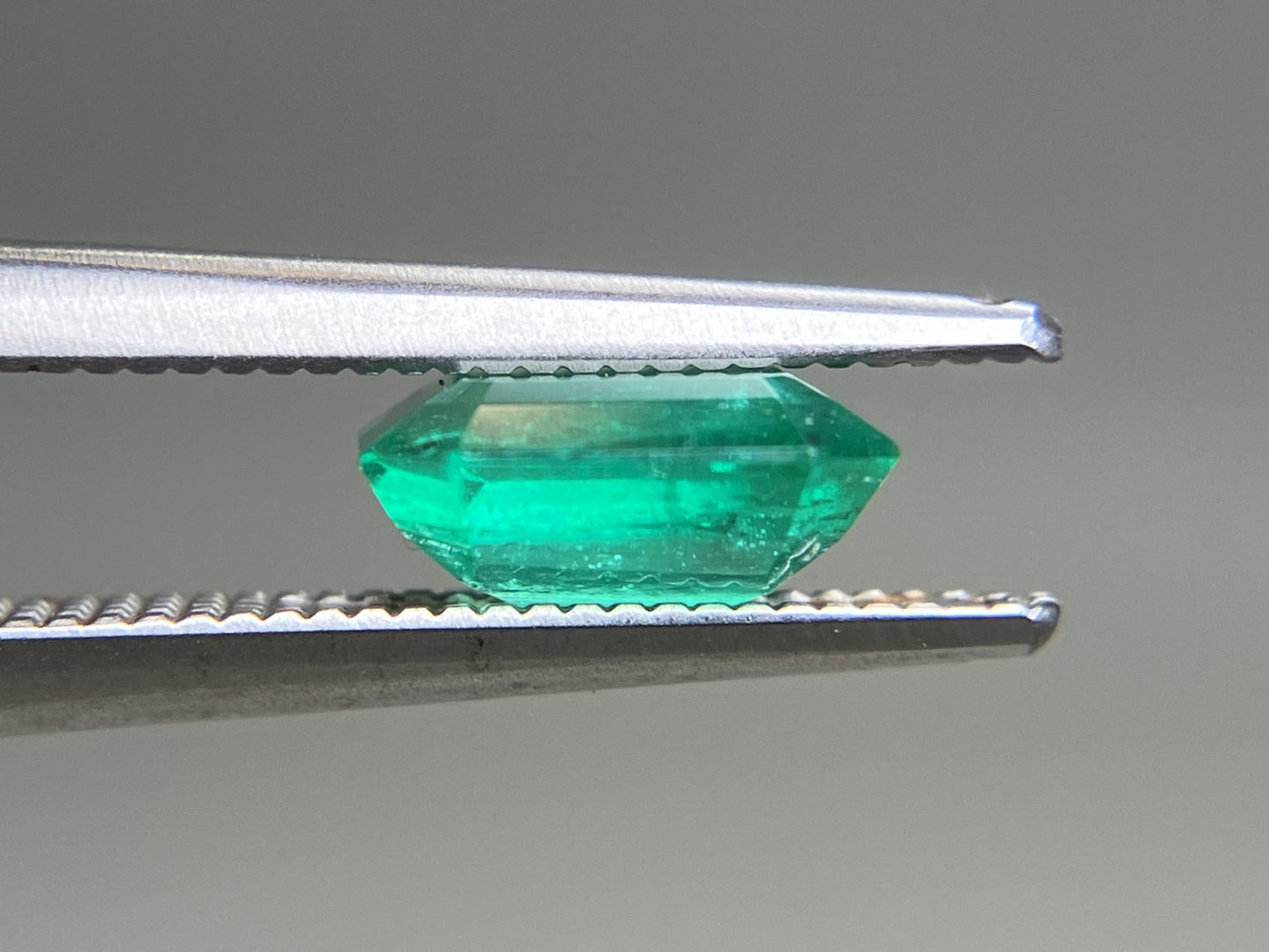 エメラルド  天然  1.298ct  中央宝石ソーティング付き 7.45㎜×6.64㎜×3.58㎜   天然 ルース（ 裸石 ） 5753YY