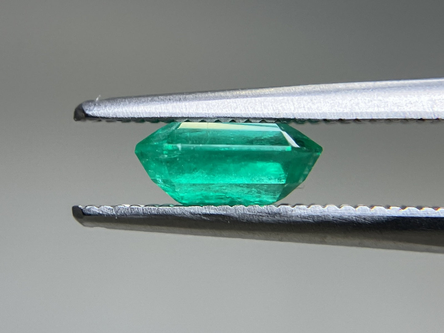 エメラルド  天然  1.298ct  中央宝石ソーティング付き 7.45㎜×6.64㎜×3.58㎜   天然 ルース（ 裸石 ） 5753YY