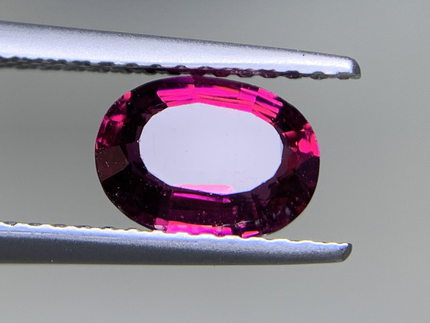 ロードライトガーネット 1.619ct 宝石ソーティング付き  7.9㎜×6.0㎜×3.6㎜  ルース（ 裸石 ） 3249Y