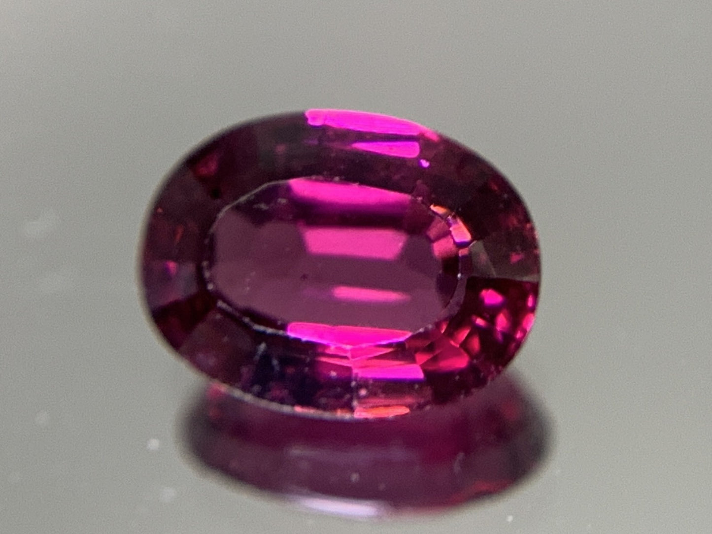 ロードライトガーネット 1.619ct 宝石ソーティング付き  7.9㎜×6.0㎜×3.6㎜  ルース（ 裸石 ） 3249Y