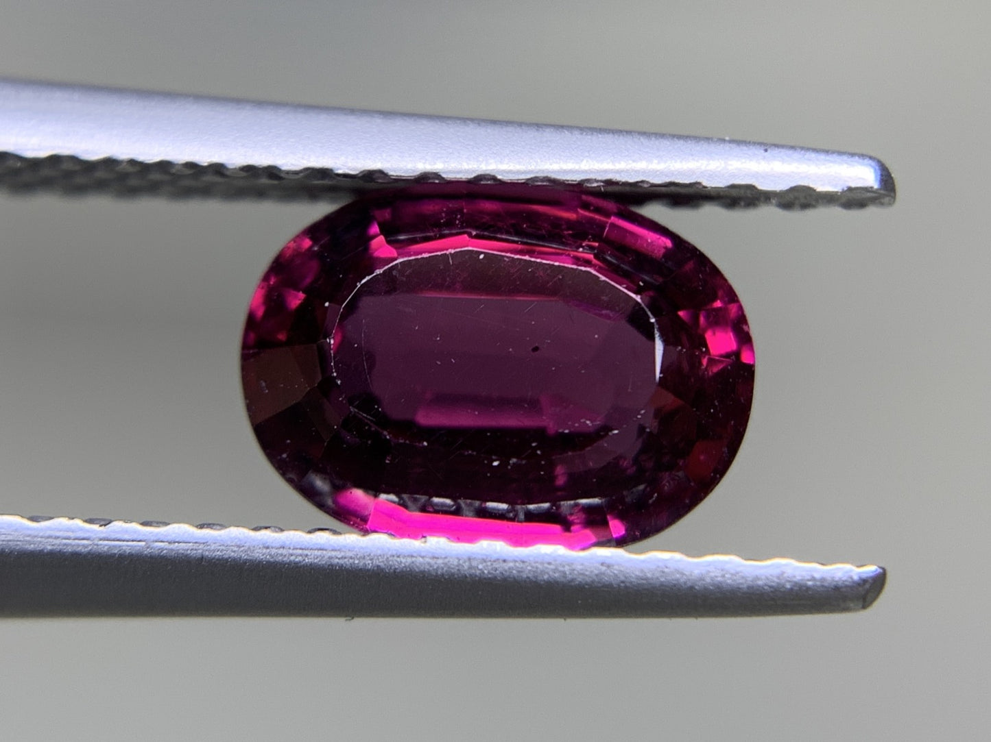 ロードライトガーネット 1.619ct 宝石ソーティング付き  7.9㎜×6.0㎜×3.6㎜  ルース（ 裸石 ） 3249Y