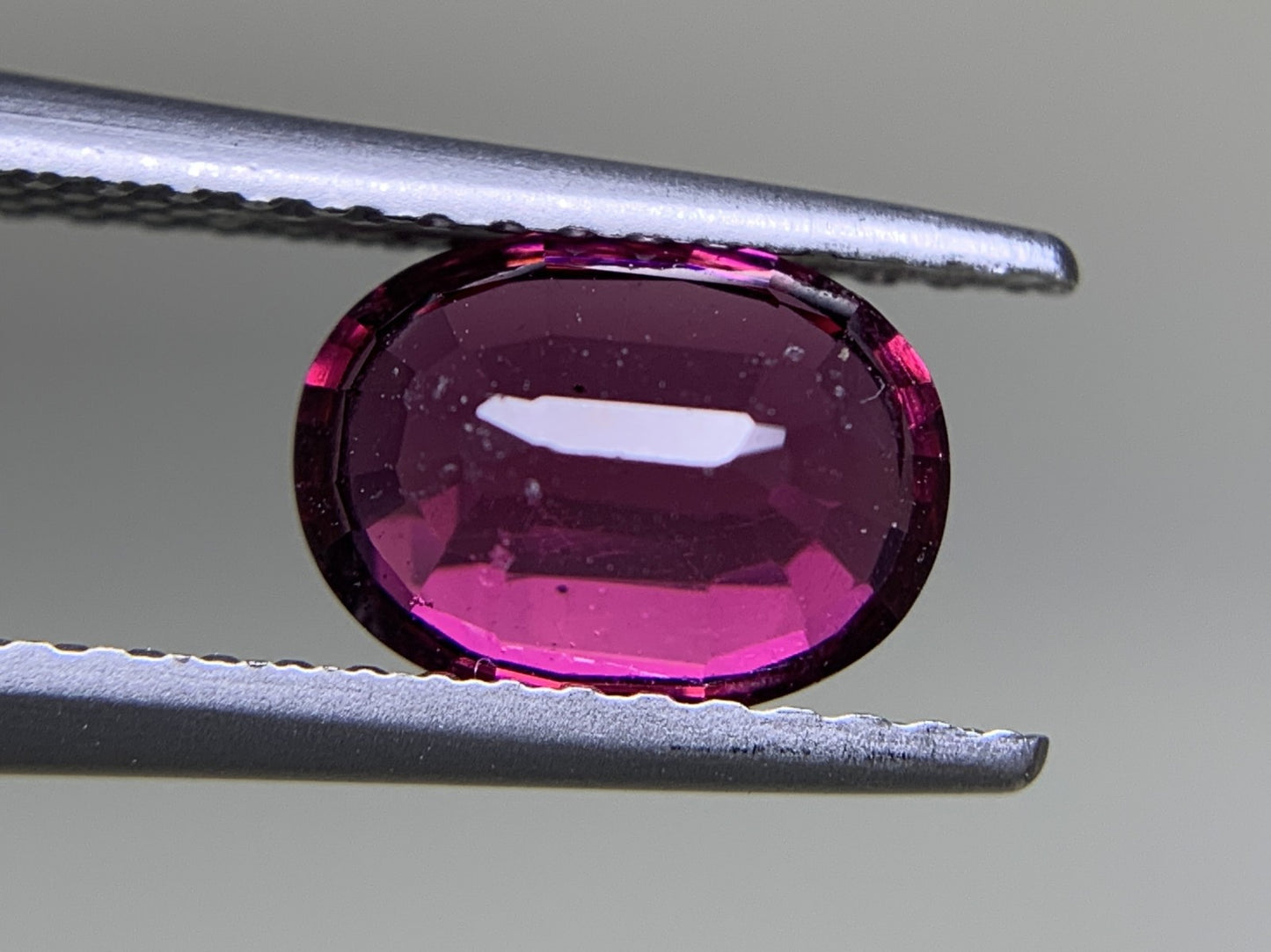 ロードライトガーネット 1.619ct 宝石ソーティング付き  7.9㎜×6.0㎜×3.6㎜  ルース（ 裸石 ） 3249Y