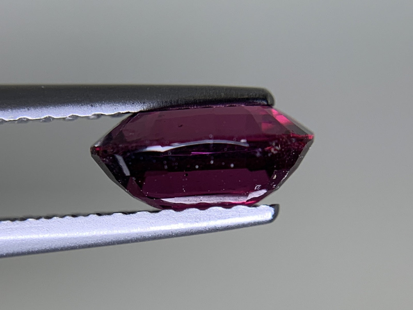 ロードライトガーネット 1.619ct 宝石ソーティング付き  7.9㎜×6.0㎜×3.6㎜  ルース（ 裸石 ） 3249Y