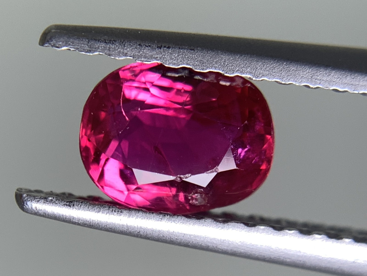 ルビー  天然  0.822ct  中央宝石ソーティング付き  5.94㎜×4.80㎜×3.05㎜   ルース（ 裸石 ） 5436Y