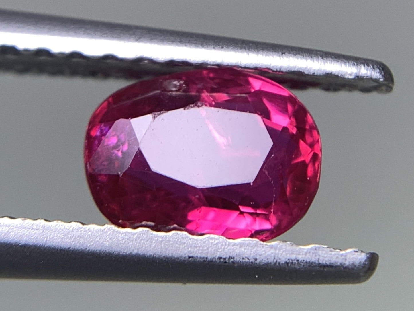 ルビー  天然  0.822ct  中央宝石ソーティング付き  5.94㎜×4.80㎜×3.05㎜   ルース（ 裸石 ） 5436Y