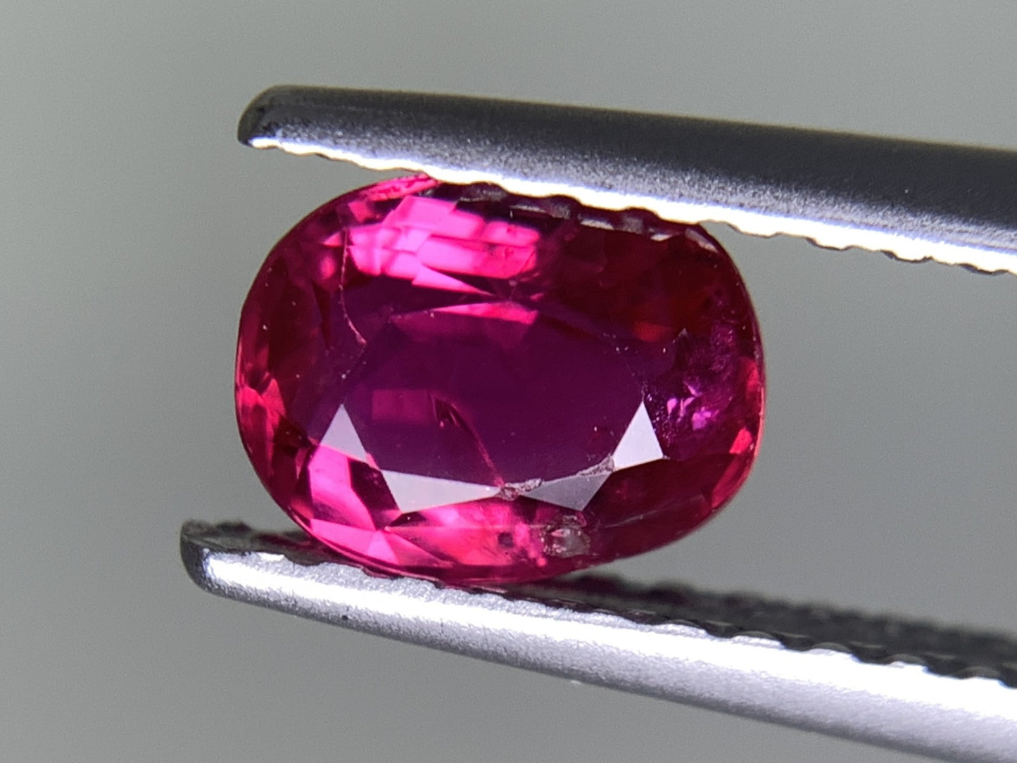 ルビー  天然  0.822ct  中央宝石ソーティング付き  5.94㎜×4.80㎜×3.05㎜   ルース（ 裸石 ） 5436Y