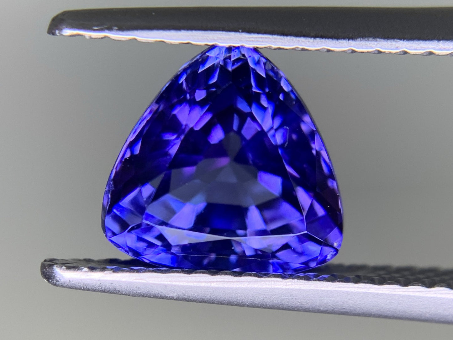 タンザナイト 2.936ct  宝石ソーティング付き  8.2㎜×8.1㎜×5.9㎜  ルース（ 裸石 ） 4093Y