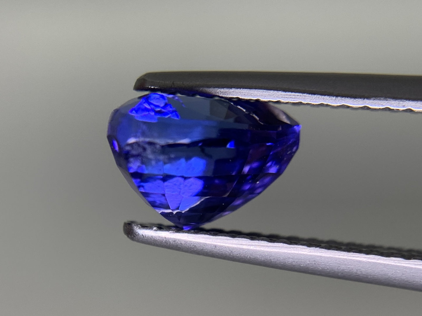 タンザナイト 2.936ct  宝石ソーティング付き  8.2㎜×8.1㎜×5.9㎜  ルース（ 裸石 ） 4093Y