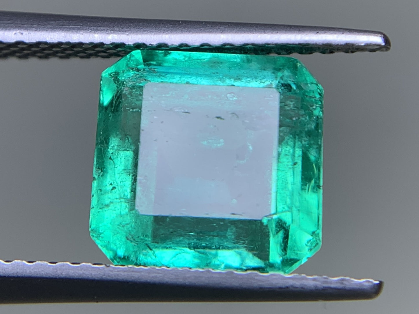 エメラルド 天然 3.858ct 中央宝石鑑別書付き Colombia産 9.07㎜×8.92㎜×6.11㎜ ルース（ 裸石 ） 6344Y