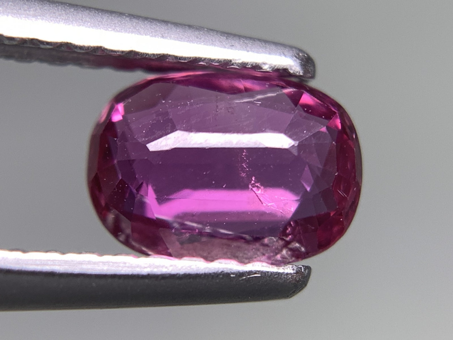 ルビー 天然 0.957ct 中央宝石ソーティング付き 7.14㎜×5.19㎜×2.55㎜ ルース（ 裸石 ） 7137Y